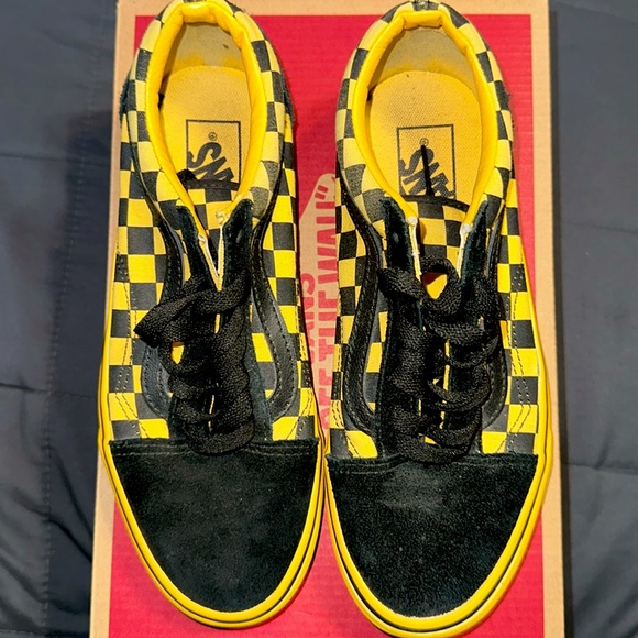 Men’s 5.5 black and yellow checkered vans - Picture 2 of 4